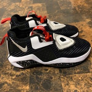 Nike Lebron soldier youth BB sneakers SZ 1